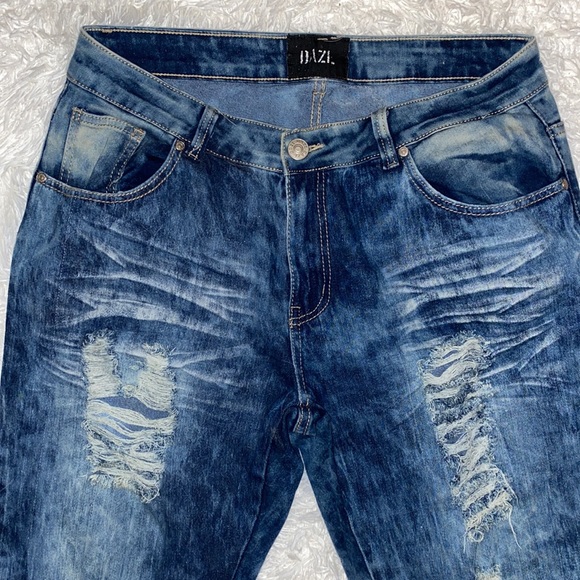 Women’s DAZL  Distressed Jeans - Picture 5 of 11